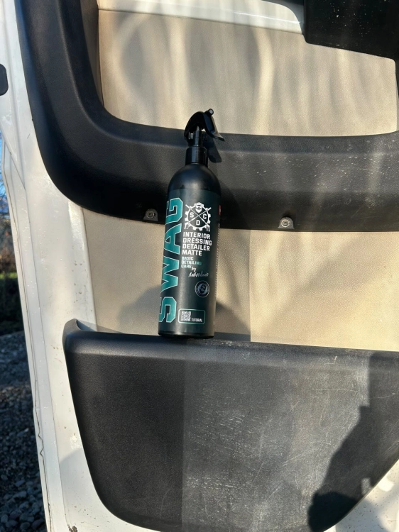 wyblaknięte-plastiki-w-aucie